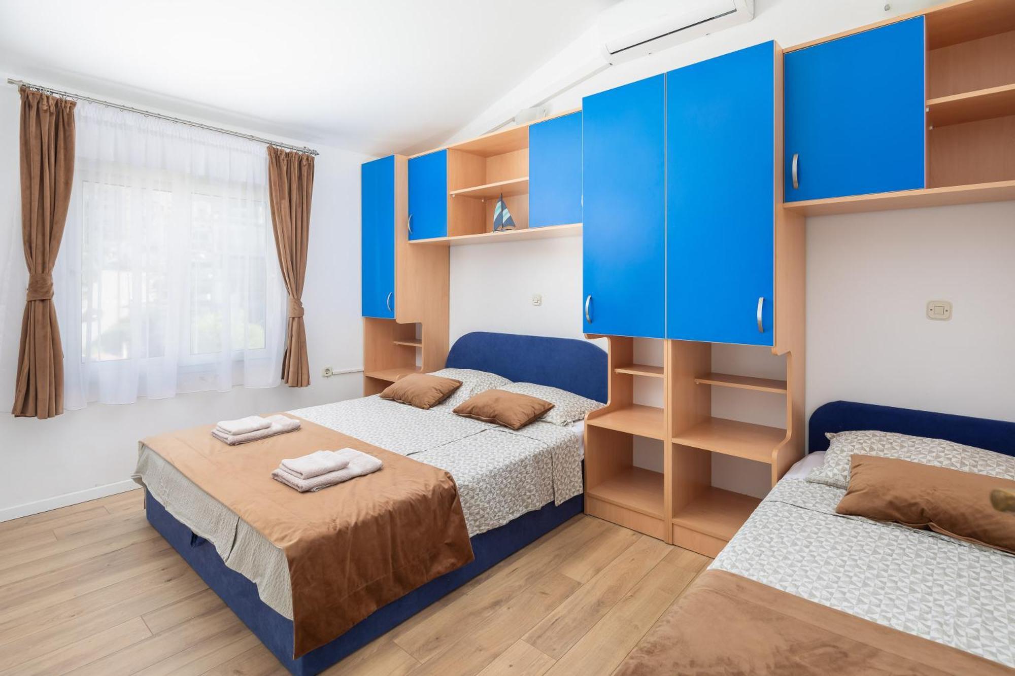 Apartments Near Central Beach With Free Parking Makarska Bilik gambar