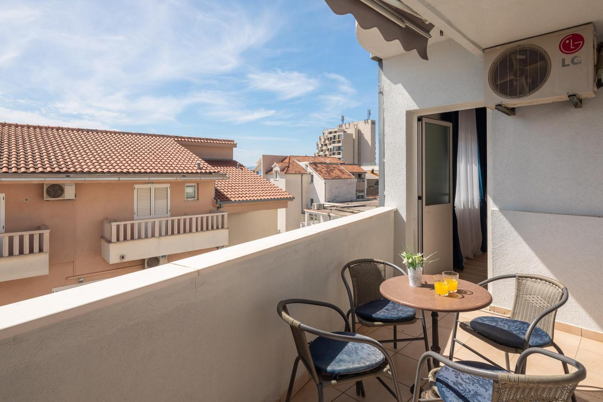 Apartments Near Central Beach With Free Parking Makarska Bilik gambar