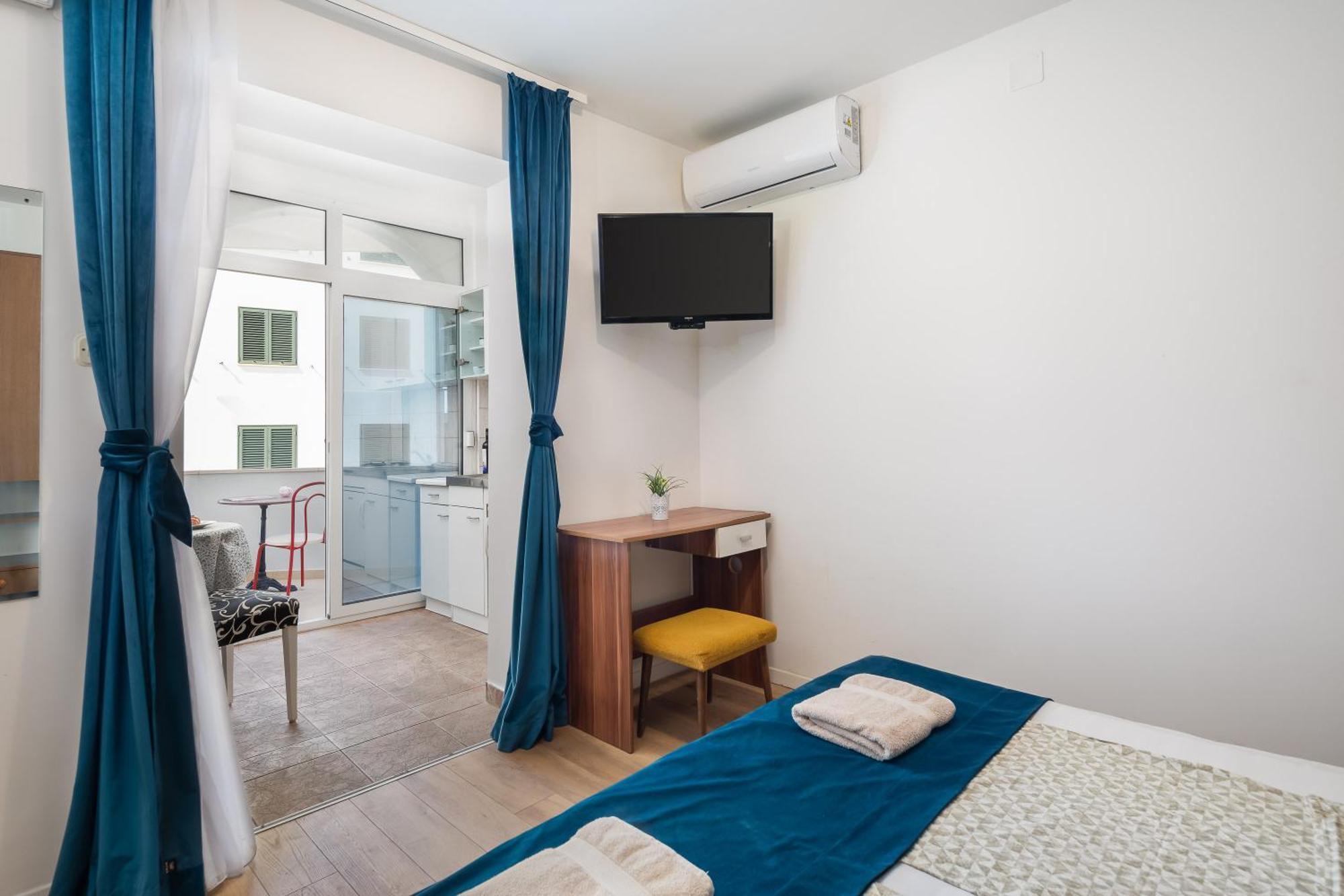 Apartments Near Central Beach With Free Parking Makarska Bilik gambar