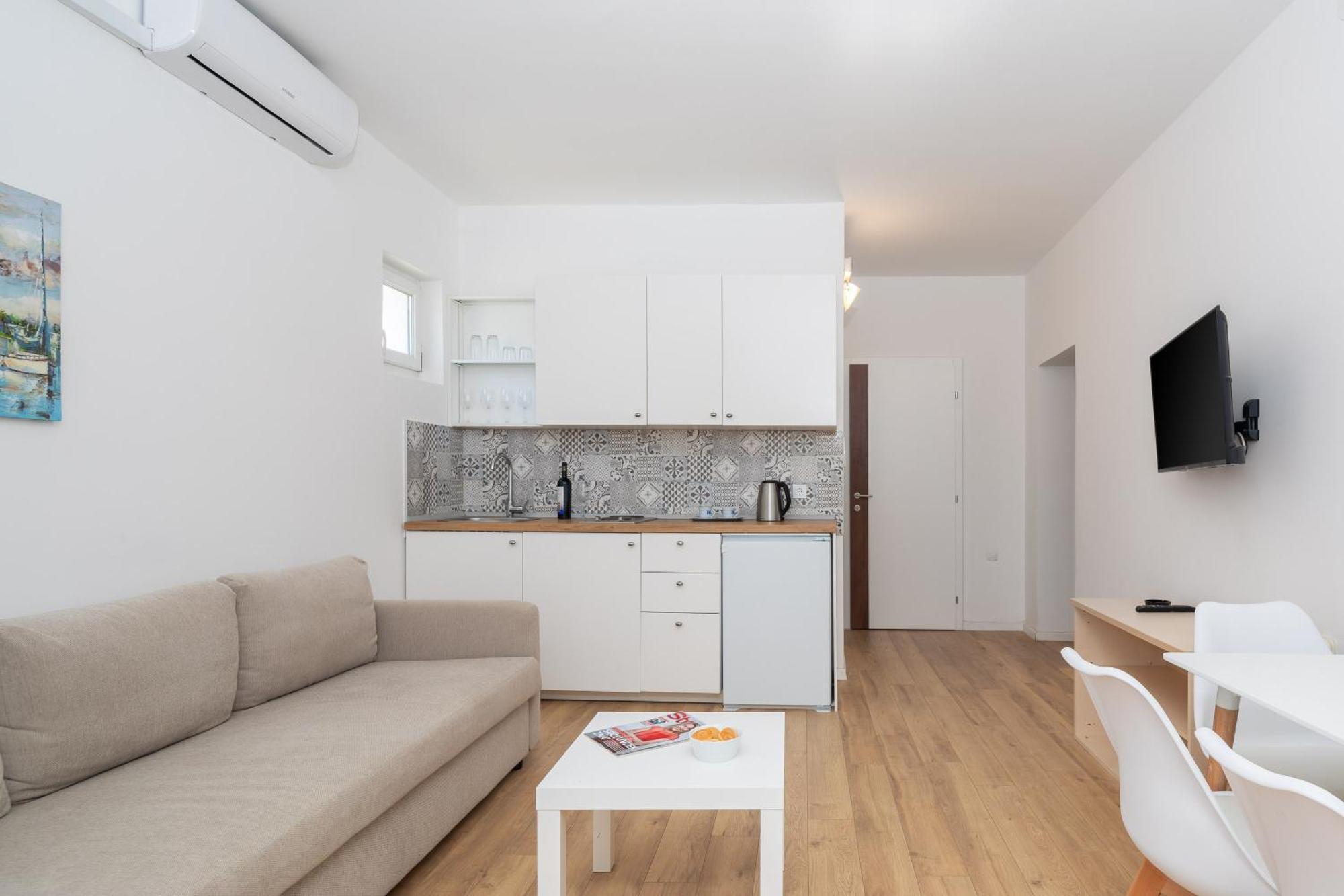 Apartments Near Central Beach With Free Parking Makarska Bilik gambar