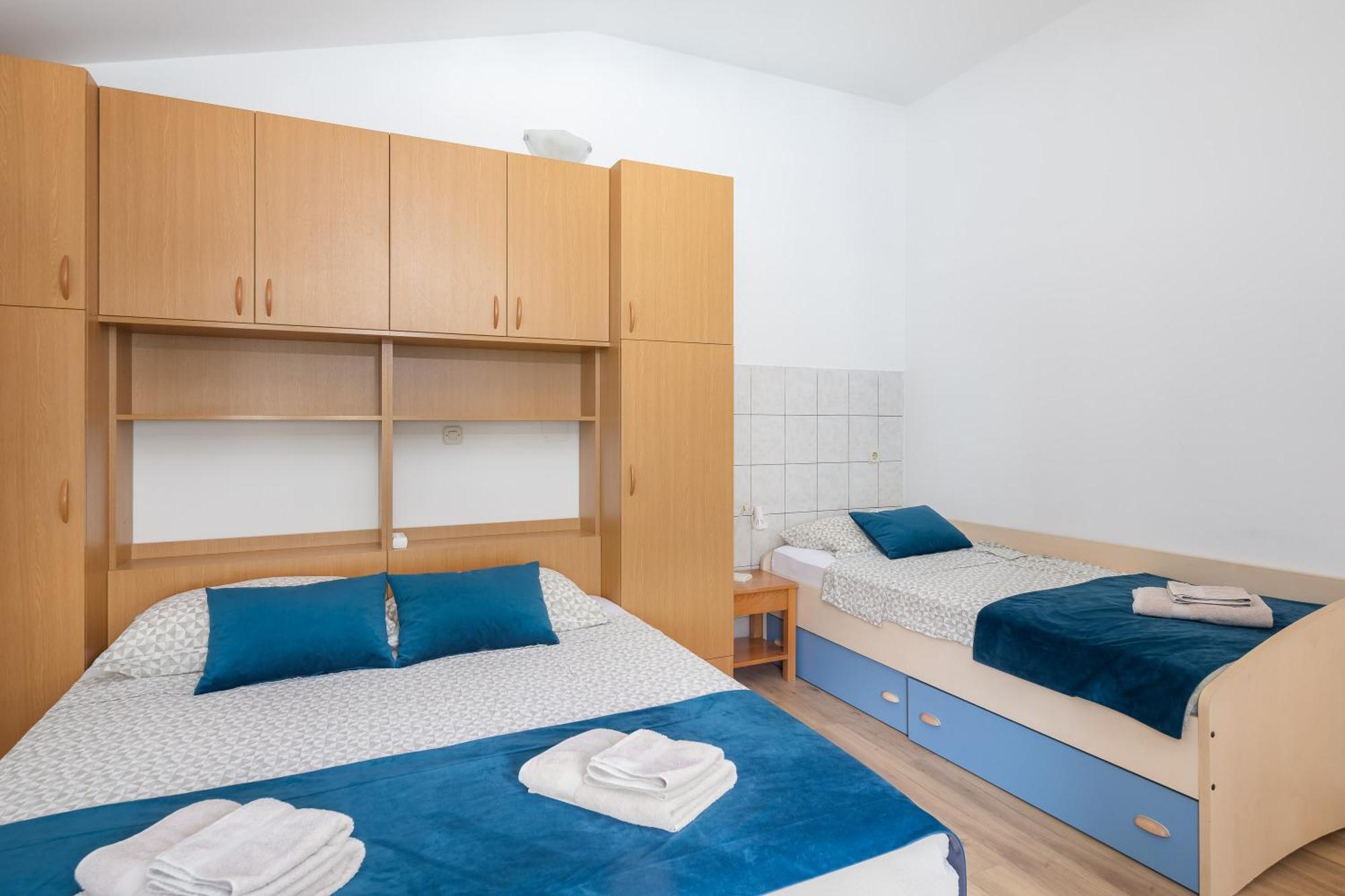 Apartments Near Central Beach With Free Parking Makarska Bilik gambar