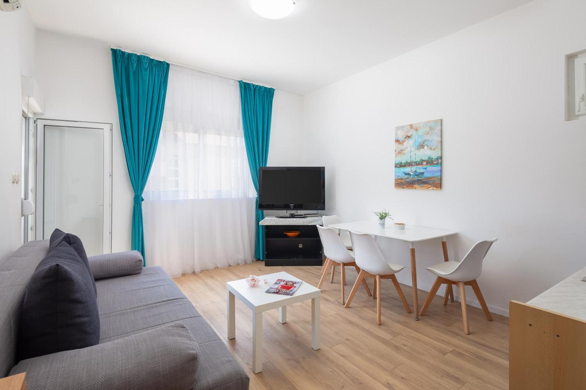 Apartments Near Central Beach With Free Parking Makarska Bilik gambar