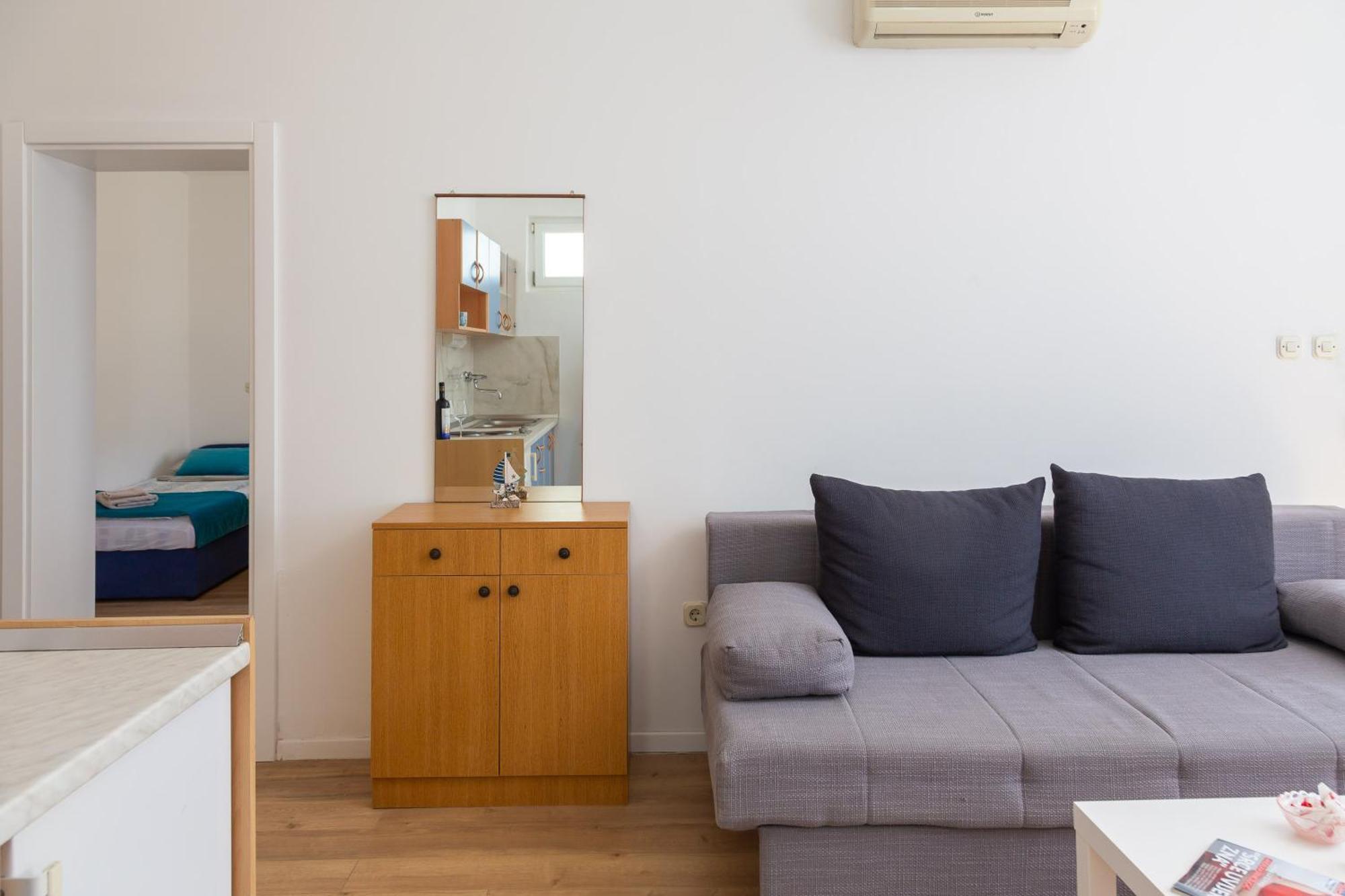 Apartments Near Central Beach With Free Parking Makarska Bilik gambar