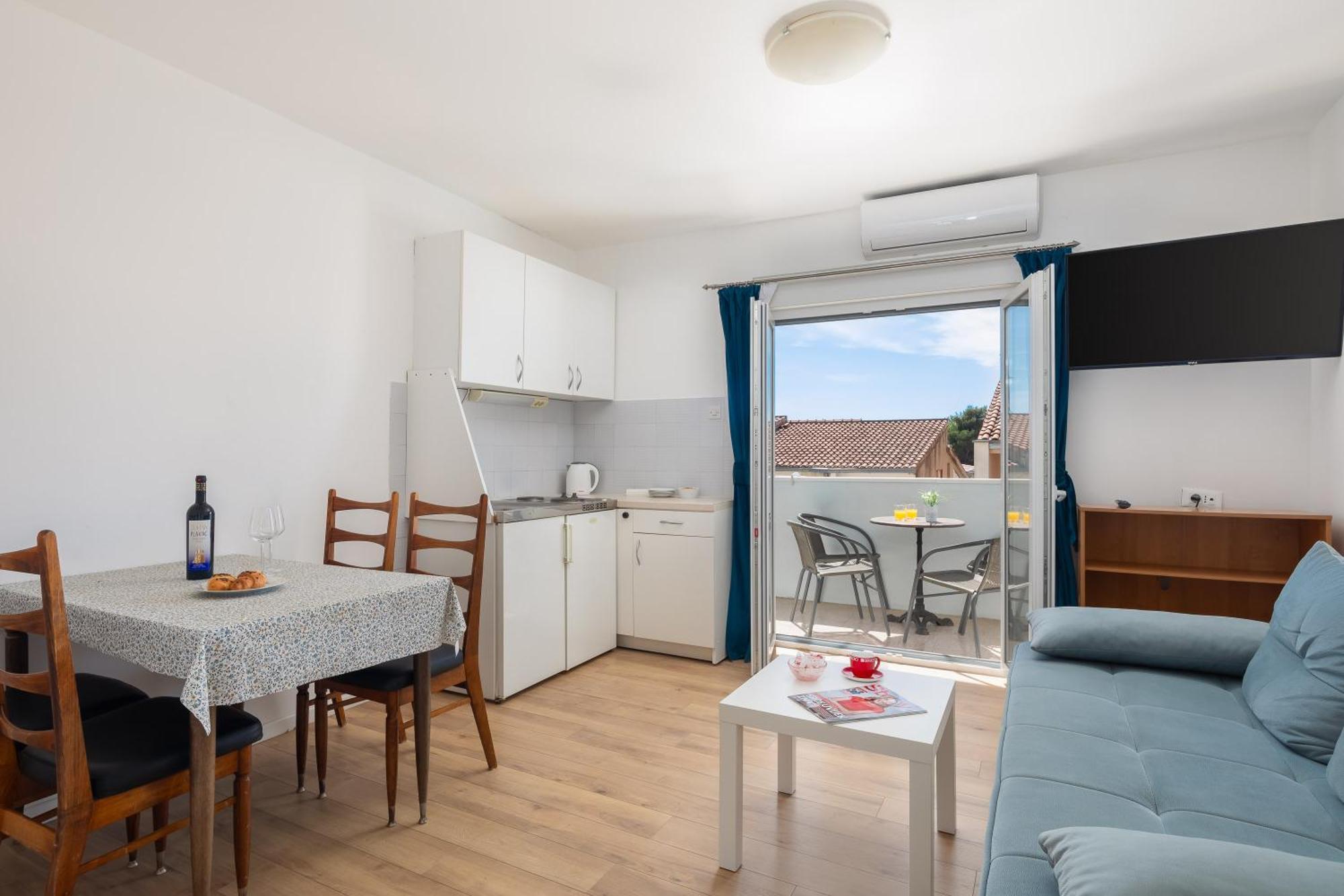 Apartments Near Central Beach With Free Parking Makarska Bilik gambar