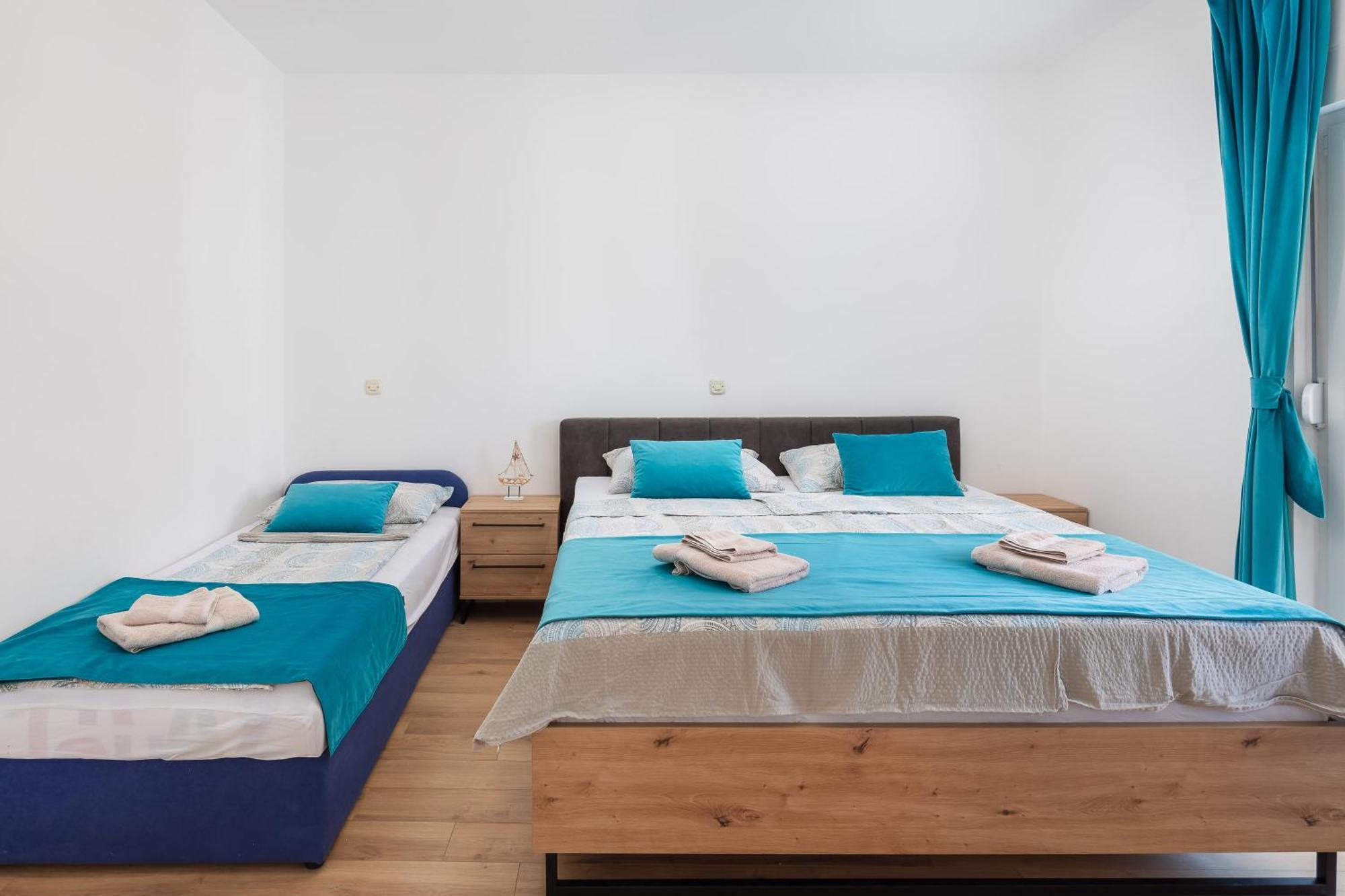 Apartments Near Central Beach With Free Parking Makarska Bilik gambar