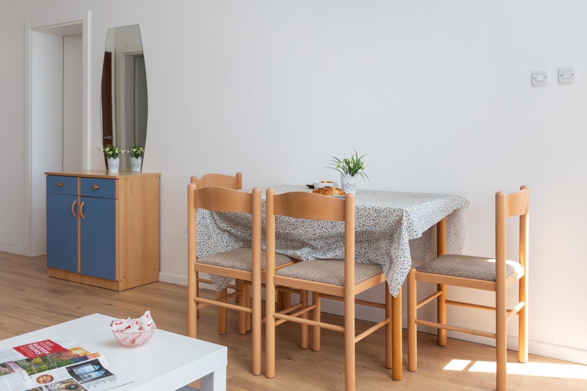 Apartments Near Central Beach With Free Parking Makarska Bilik gambar