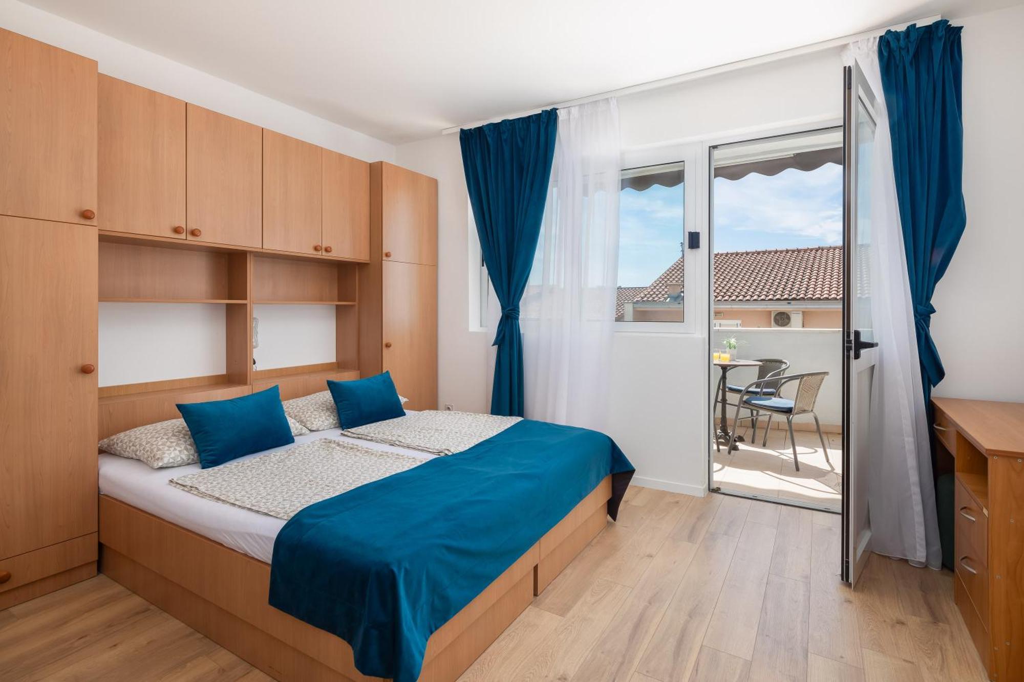 Apartments Near Central Beach With Free Parking Makarska Bilik gambar