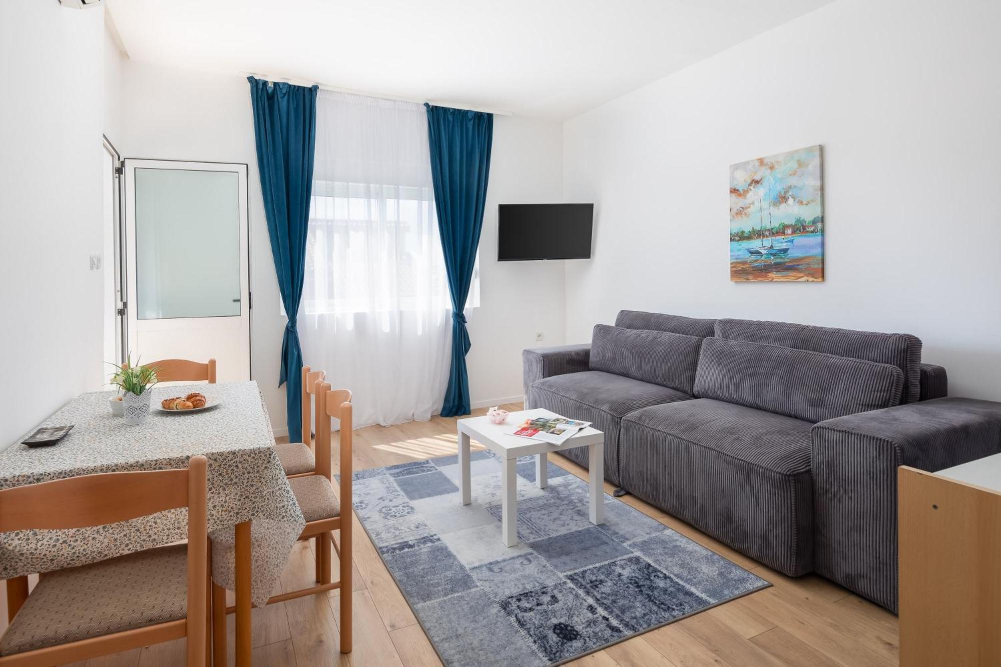 Apartments Near Central Beach With Free Parking Makarska Bilik gambar