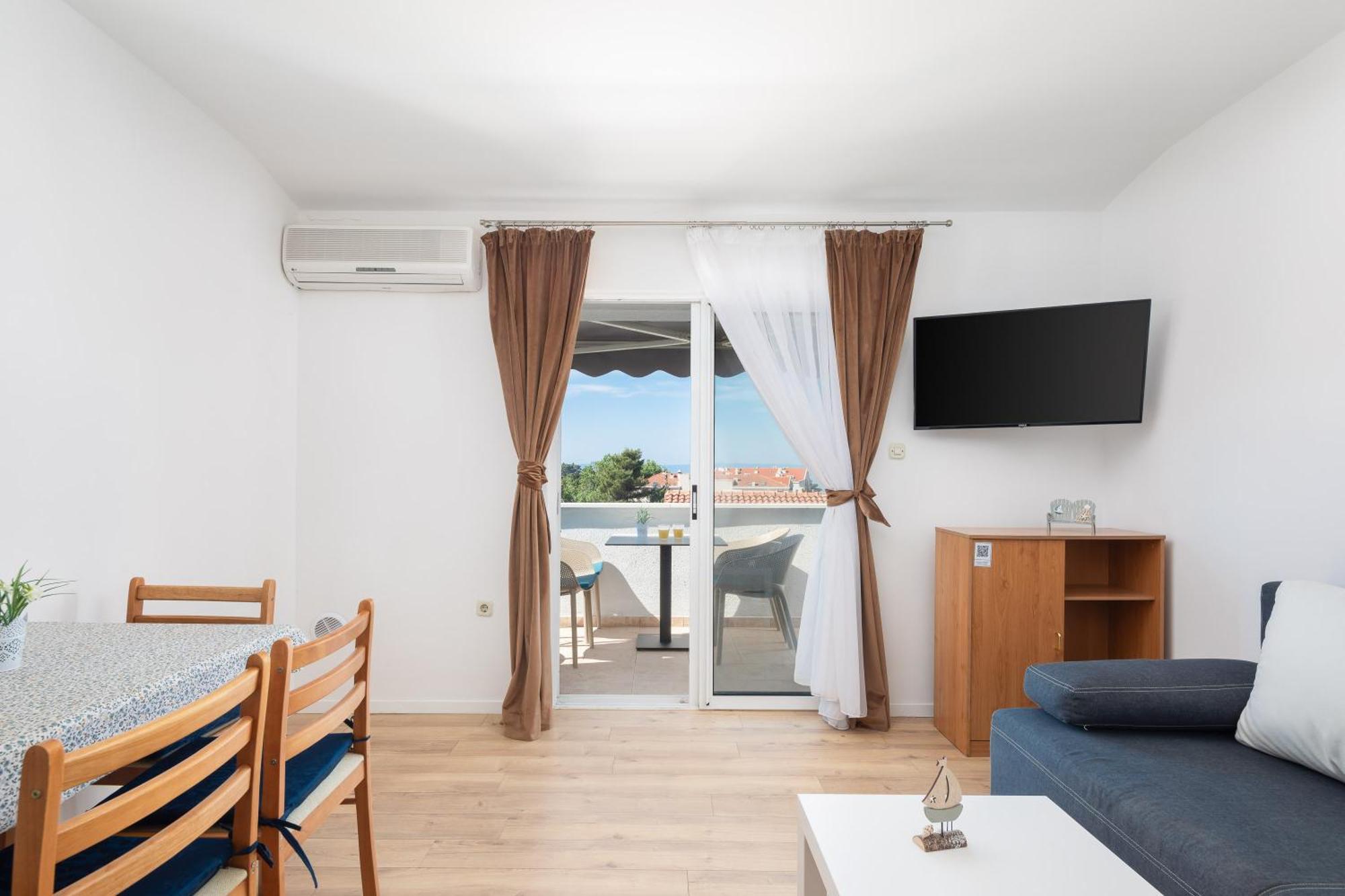 Apartments Near Central Beach With Free Parking Makarska Bilik gambar