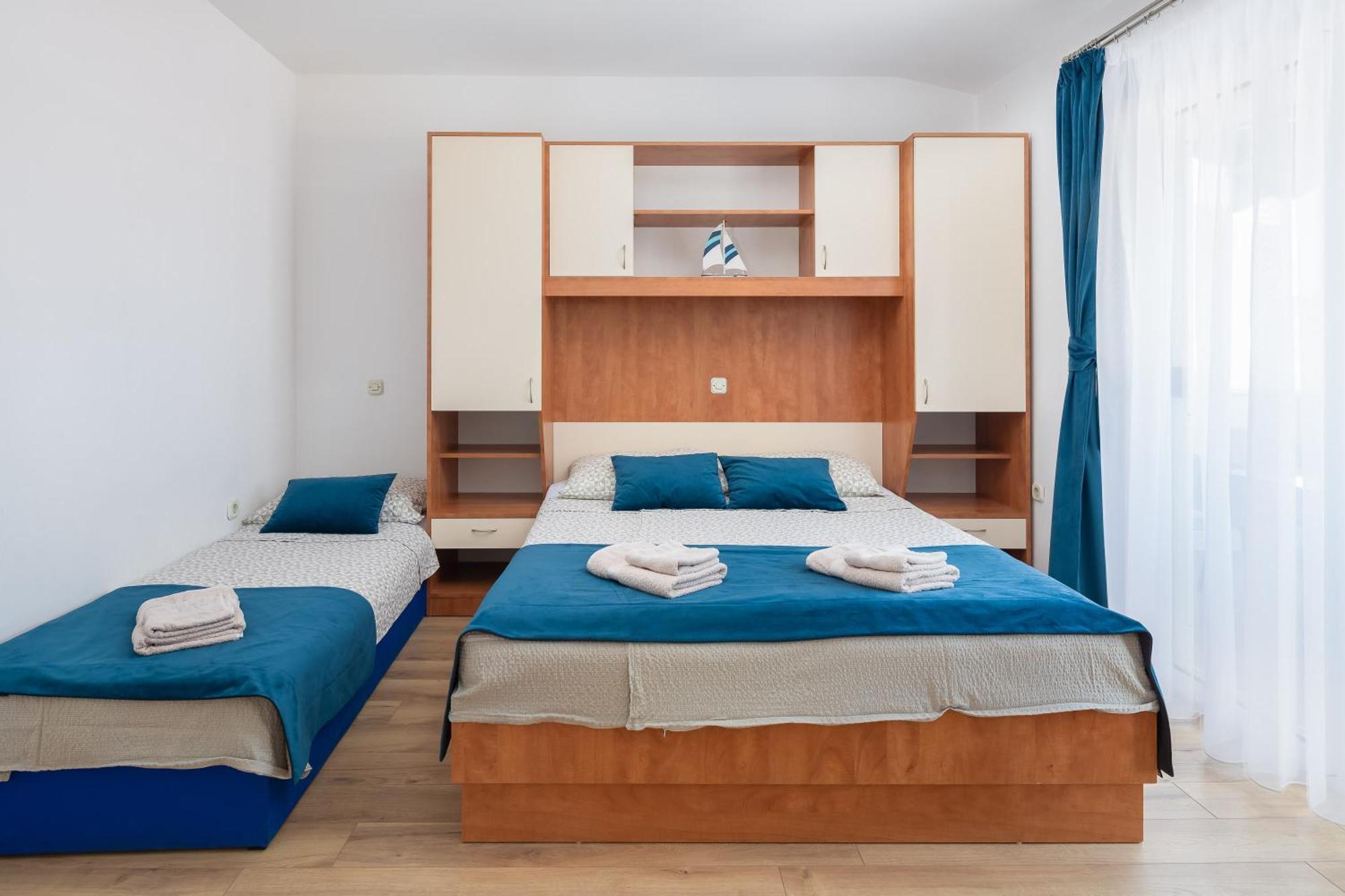Apartments Near Central Beach With Free Parking Makarska Bilik gambar